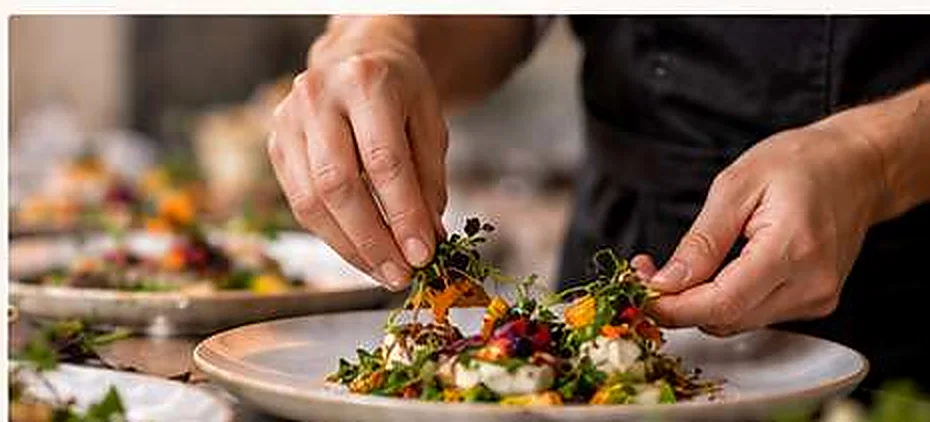 Chef dando los últimos toques a un plato