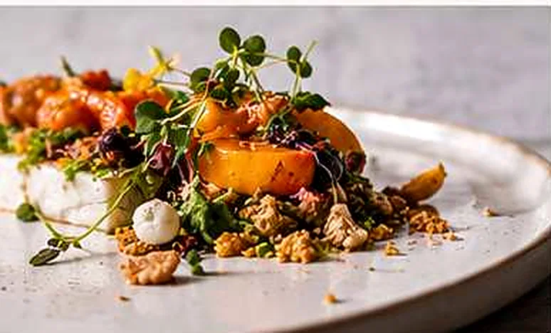 Plato de alta cocina decorado con vegetales frescos